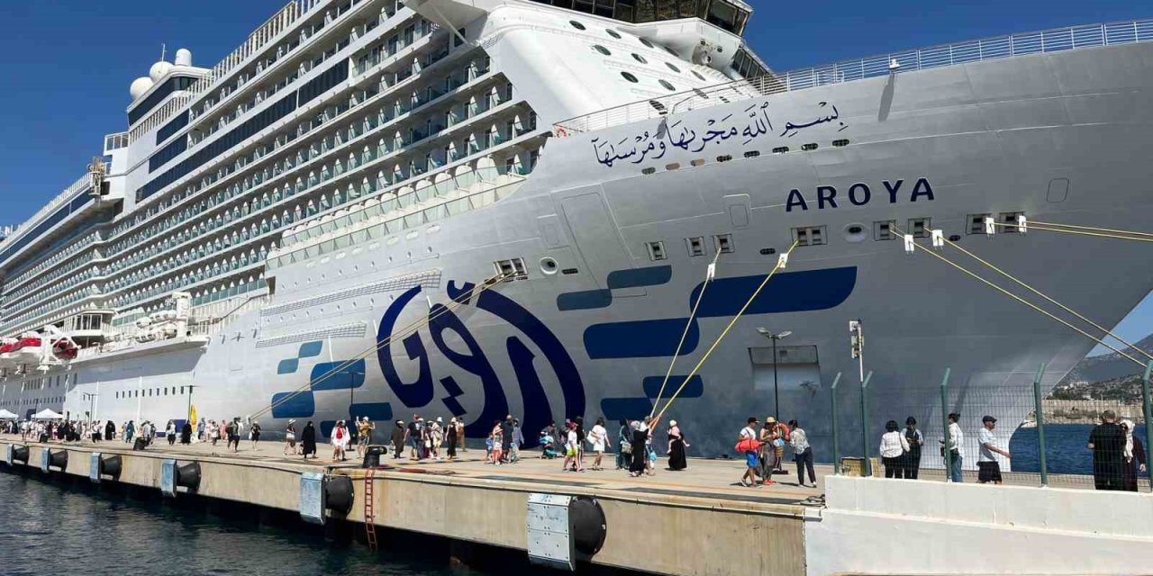Bodrum’a gemiyle 2 bin 241 yolcuyla geldi