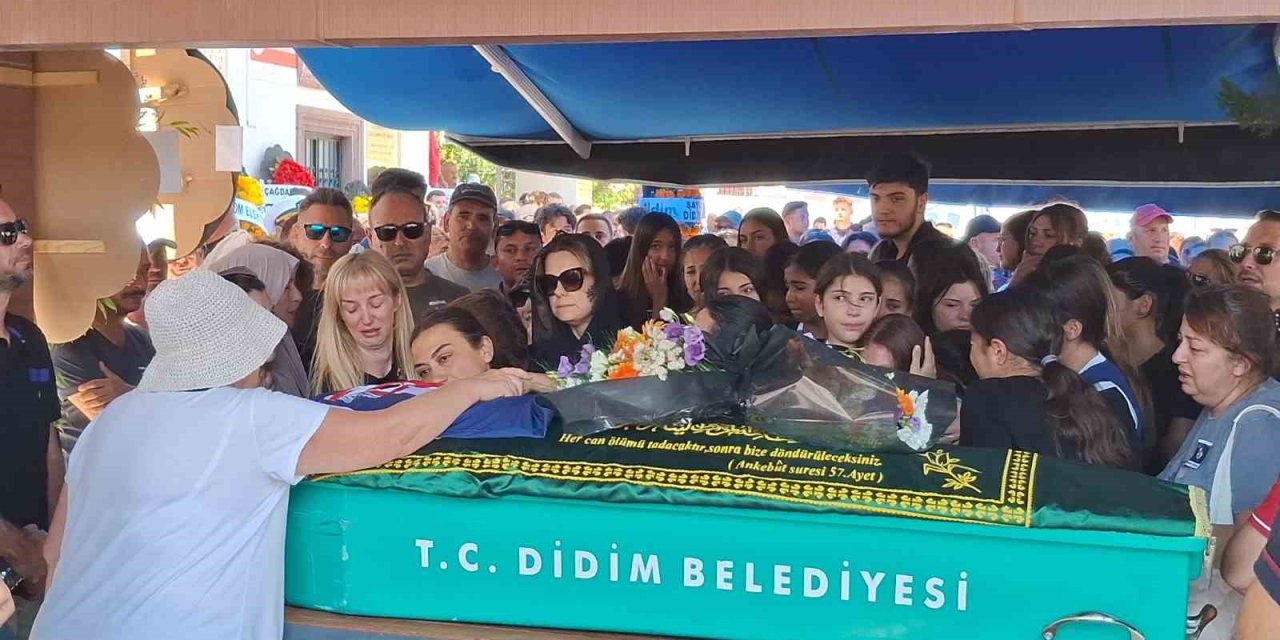 Trafik kazasında hayatını kaybeden 14 yaşındaki Derin, son yolculuğuna uğurlandı