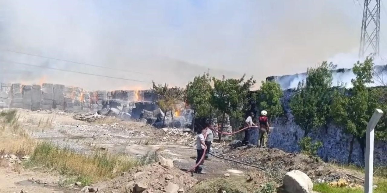 Torbalı’da kağıt fabrikasındaki yangına müdahale sürüyor