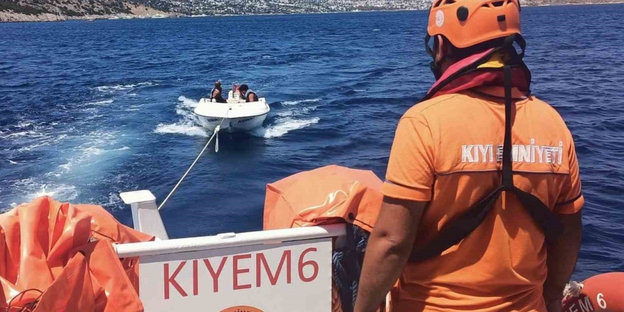 Akvaryum koyunda arızalanan ve sürüklenen tekne kurtarıldı