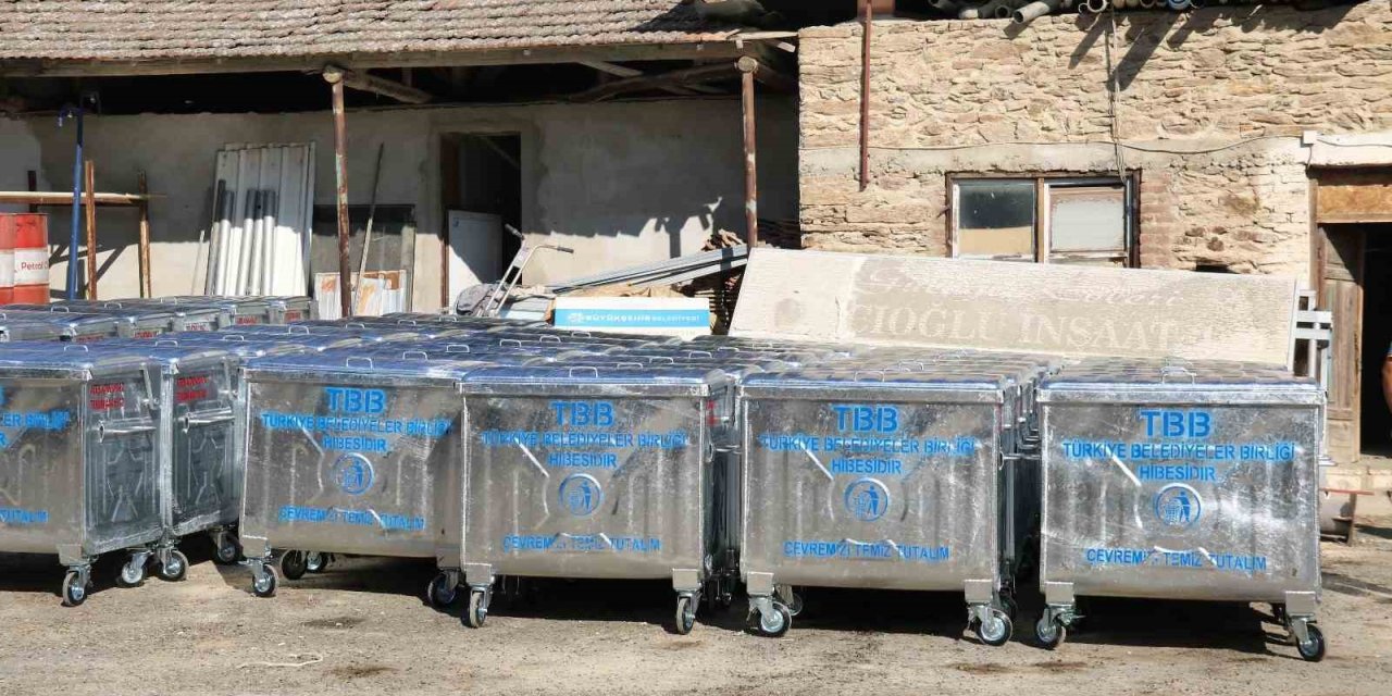 Yenipazar’a hibe edilen 60 yeni çöp konteynırı teslim alındı