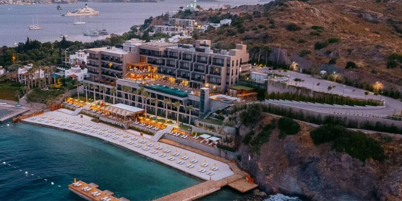 Yunanistan’ın efsanevi sesi Antonis Remos, kumların üzerinde yeniden MGallery Bodrum’da!