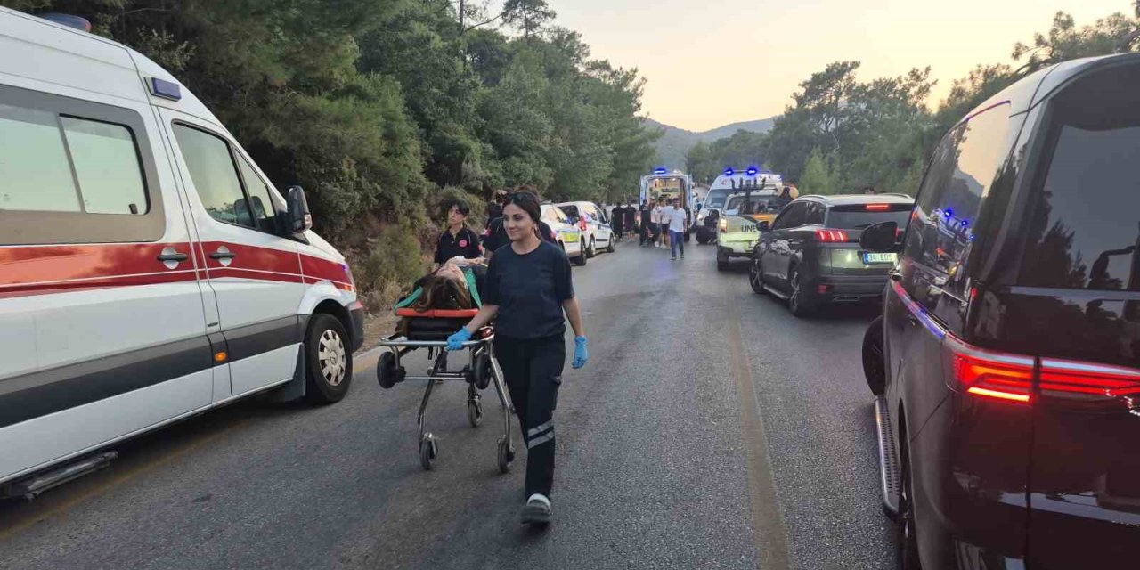 Kamyonetle otomobil kafa kafaya çarpıştı: 4 yaralı