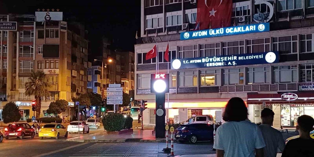 Akşam termometre 35’i gösterdi Aydınlılar serinlemek için meydana akın etti