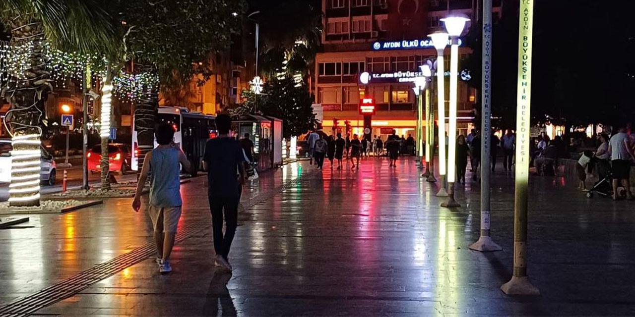 Aydın’da kavurucu sıcaklar: Vatandaşlar serinlemek için kent meydanına akın etti