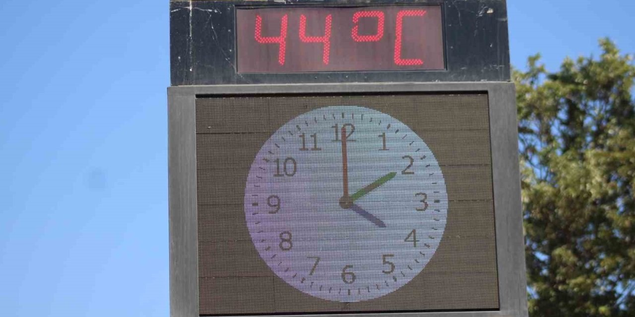 Termometre 44 dereceyi gösterdi, vatandaşlar sığınacak gölge aradı