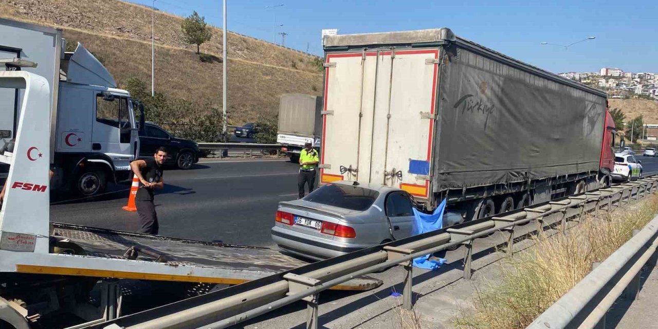 İzmir’de otomobil tıra çarptı: 1 ölü, 1 ağır yaralı