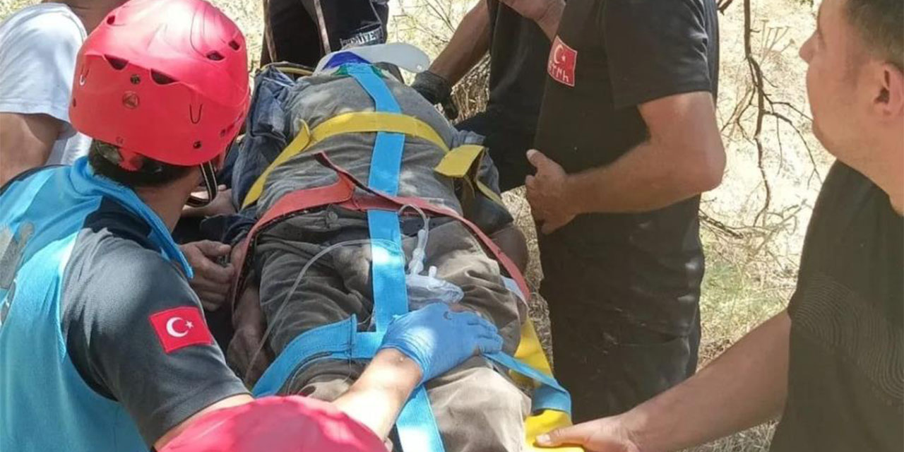 Dere kenarına düşen yaşlı adam kurtarıldı