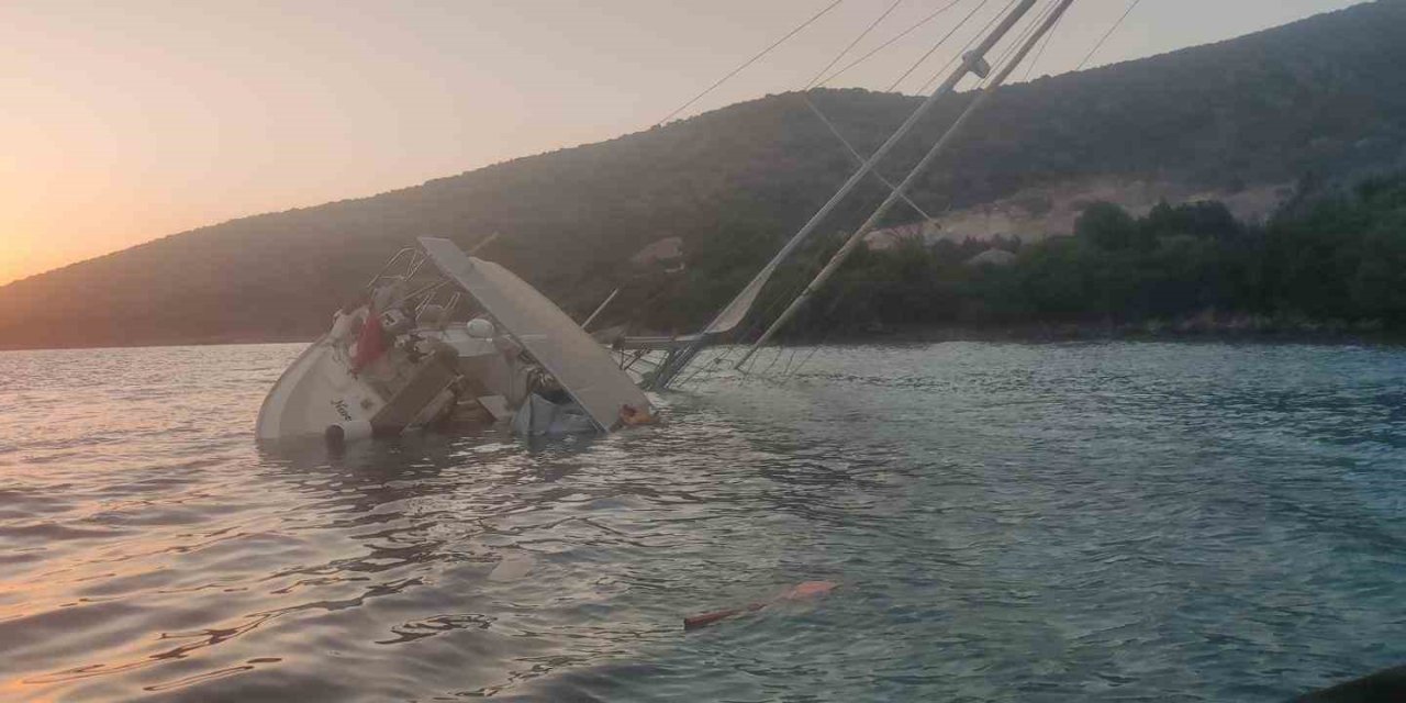 Yelkenli kayalıklara çarptı, su almaya başladı: 5 kişi teknelerle tahliye edildi