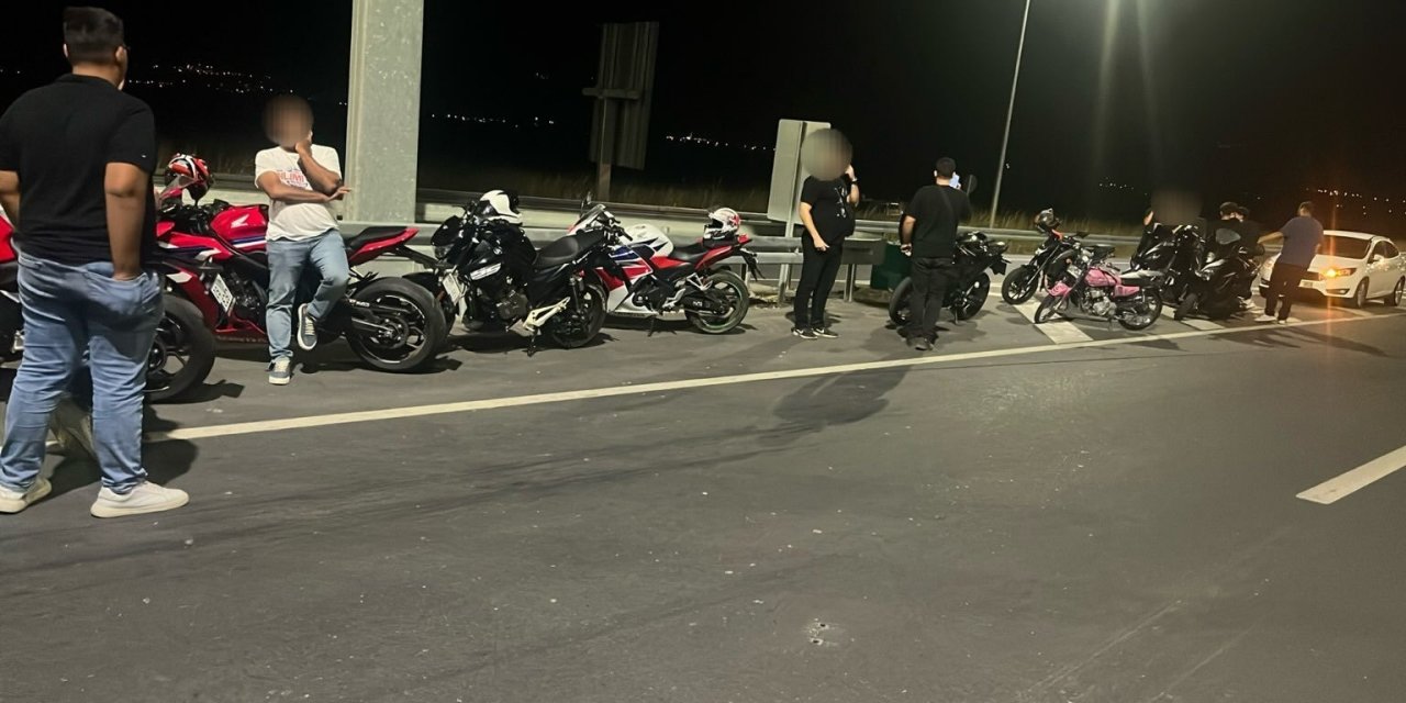 Akrobatik hareket yapan motorcular jandarmadan kaçamadı