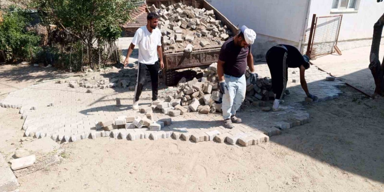 Karacasu’da parke taşı döşeme çalışmaları devam ediyor