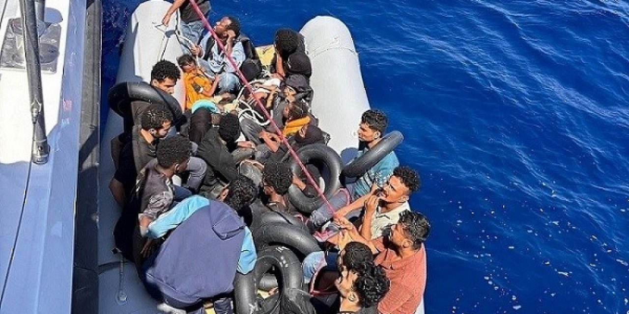 Kuşadası açıklarında 22 düzensiz göçmen kurtarıldı
