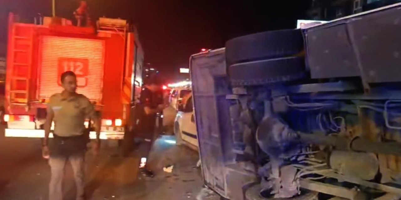 Kuşadası’nda tur midibüsü devrildi