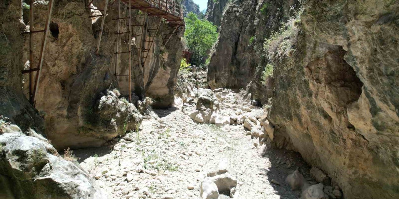 Çal Kısık Kanyonu Menderes’in kurumasıyla tüm ihtişamını kaybetti