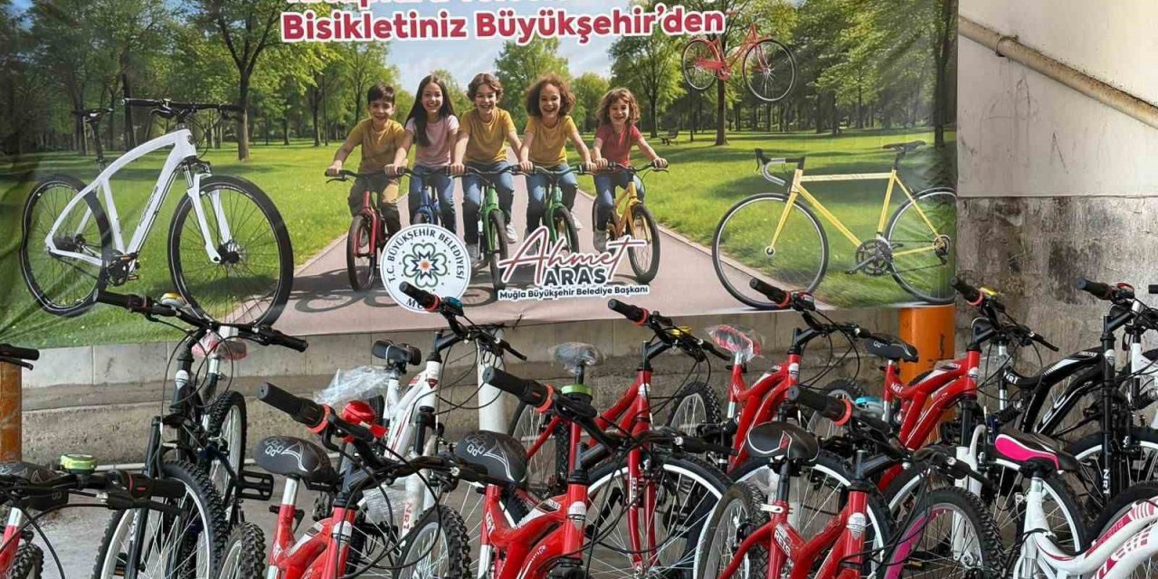 Muğla Büyükşehir Belediyesi kitap okuyan çocukları sevindirdi
