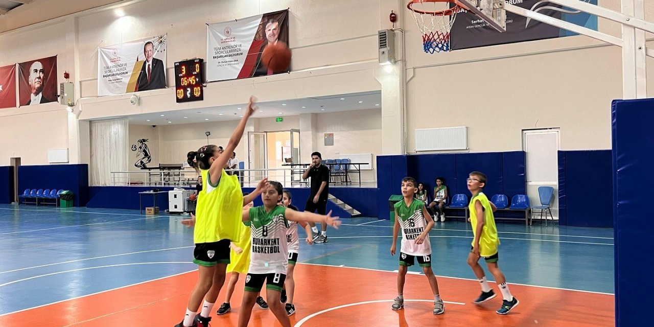 Minikler basketbol turnuvasında ter döktü