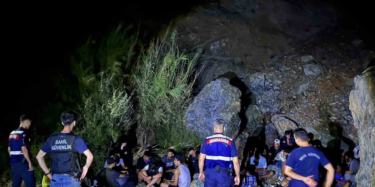 27 düzensiz göçmen ve 3 göçmen kaçakçısı yakalandı