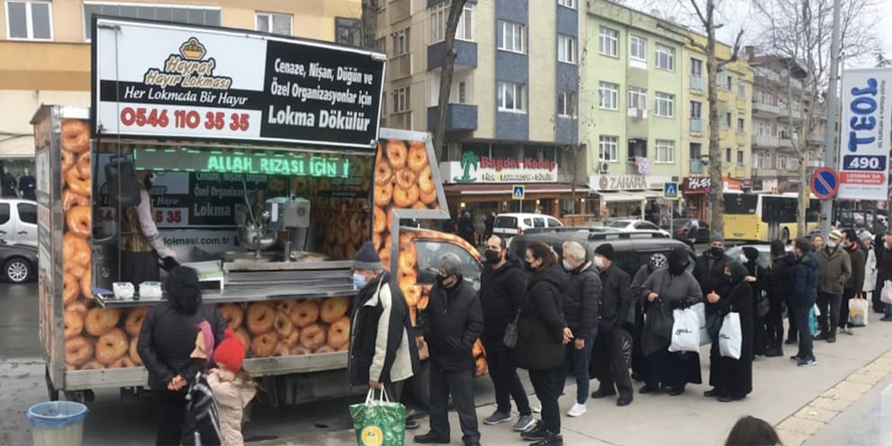 Lokmacı ile hayır lokması tatlısının modern sunumu