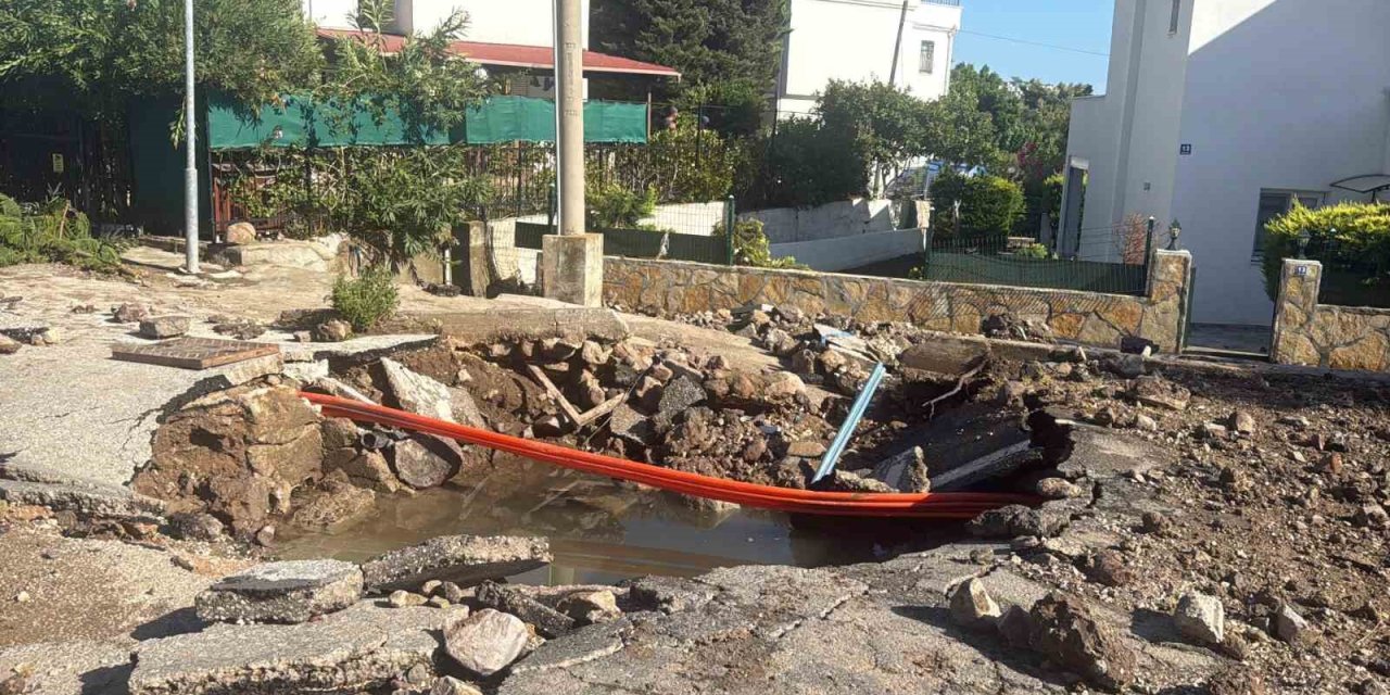 Bodrum’da ana su isale hattı patladı, yol çöktü
