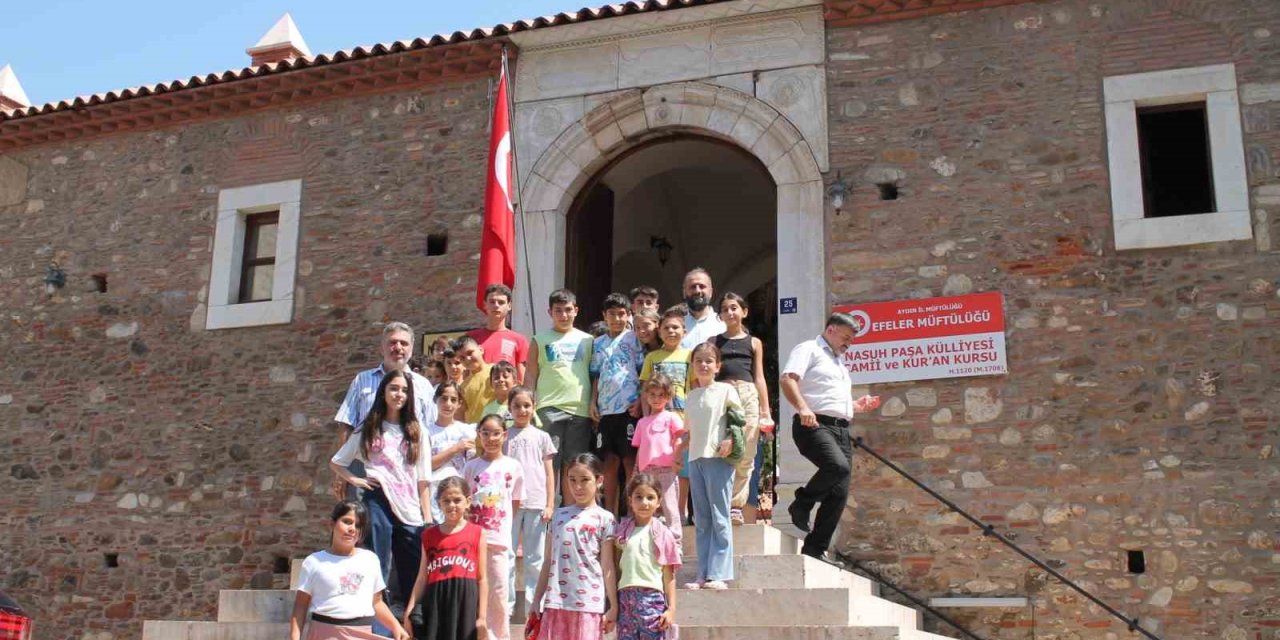 Vali Canbolat, Nasuh Paşa Külliyesi’nde öğrencilerle bir araya geldi
