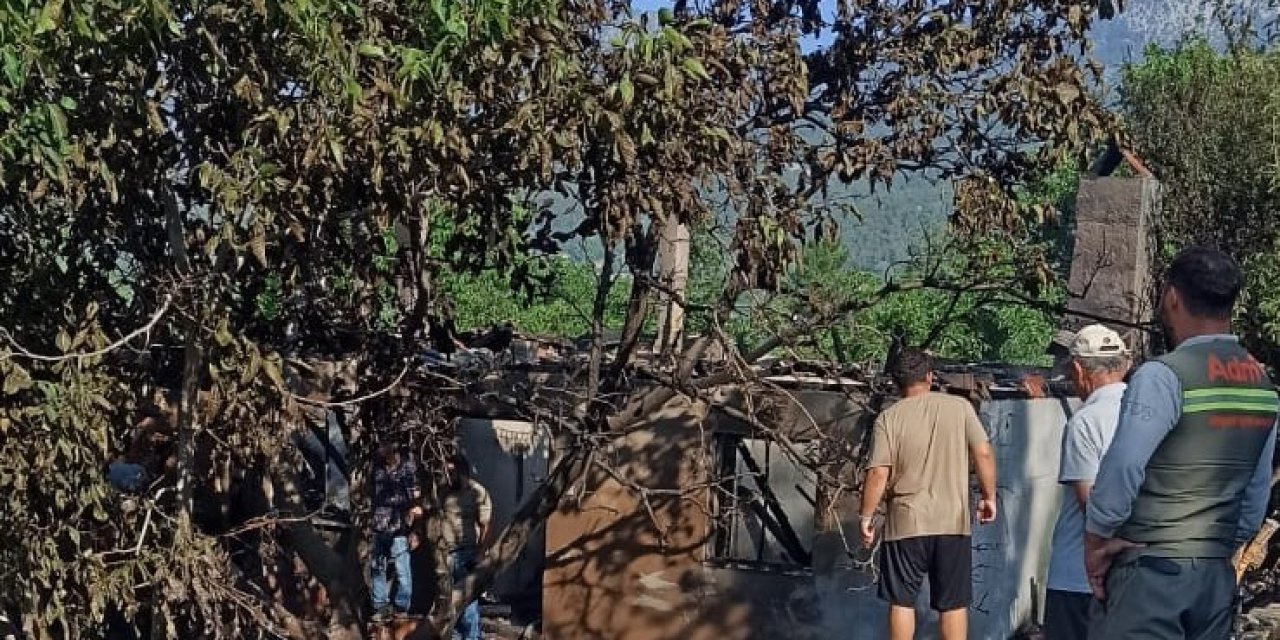 Yangın faciası son anda önledi: Aile camdan atlayarak kurtuldu