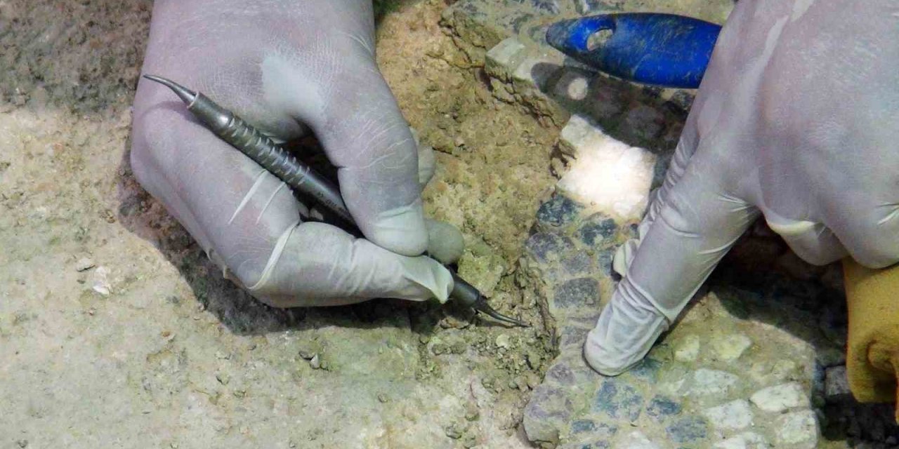 50 derece sıcaklıkta iğne ile tarih kazıyorlar