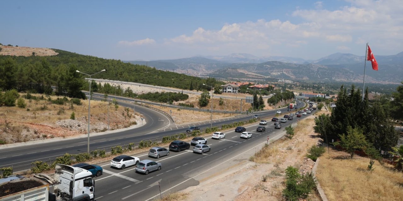 Denizli-Aydın kavşağında 2 kilometrelik araç kuyruğu oluştu