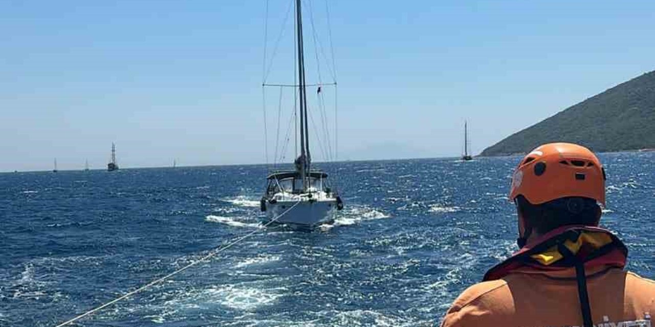 Bodrum’da arızalanan ve açık denizde sürüklenen tekne kurtarıldı