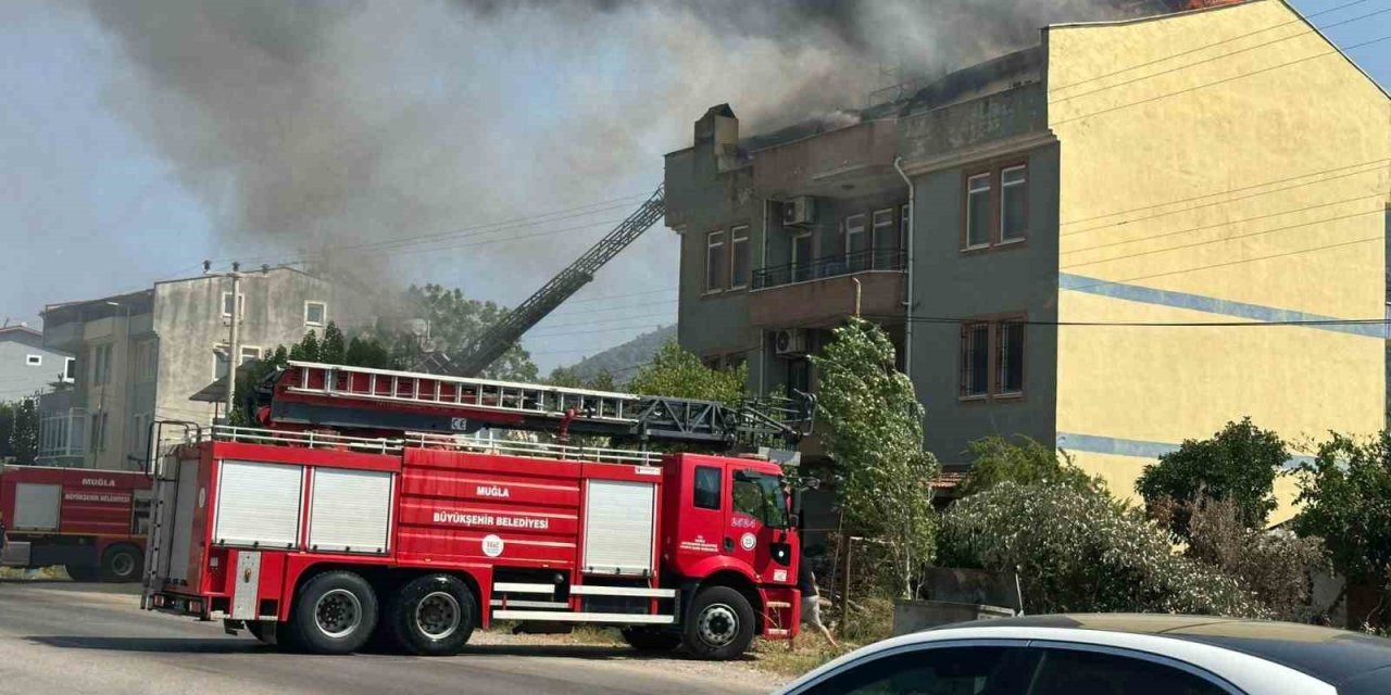 Fethiye’de çatı katı alevlere teslim oldu