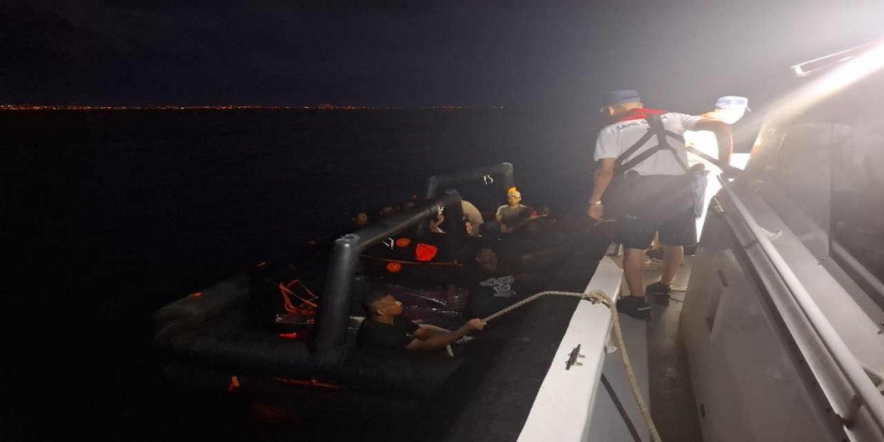 Kuşadası  açıklarında 21 düzensiz göçmen kurtarıldı