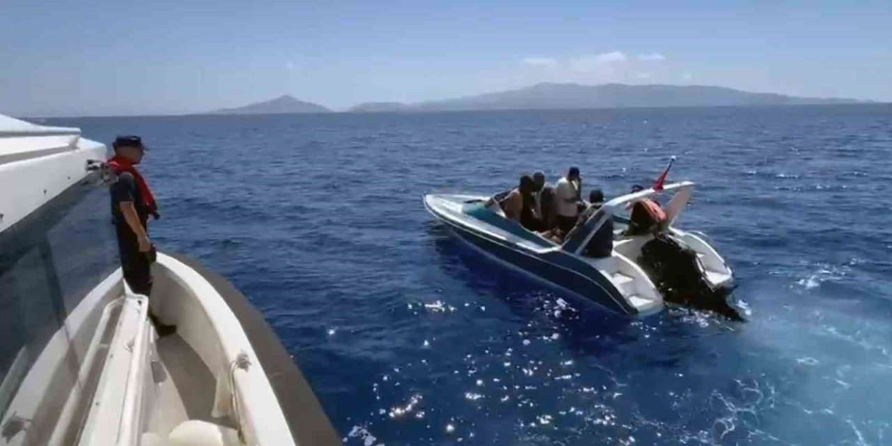 Datça açıklarında 17 düzensiz göçmen kurtarıldı