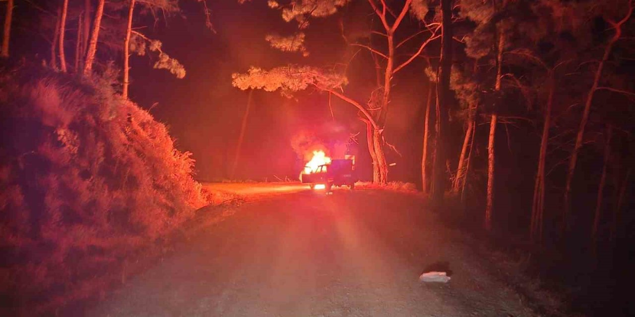 Marmaris’te araç yangını ormana sıçramadan söndürüldü