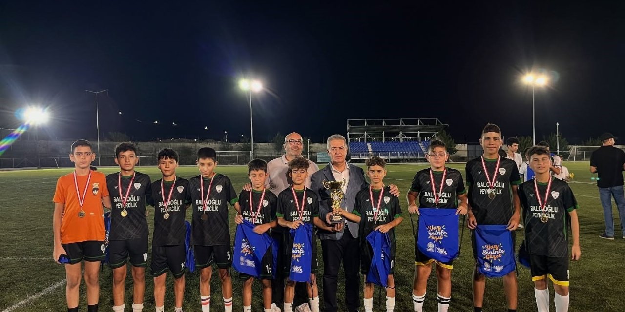 Buharkent’te futbol şöleni sona erdi, kupalar sahiplerini buldu