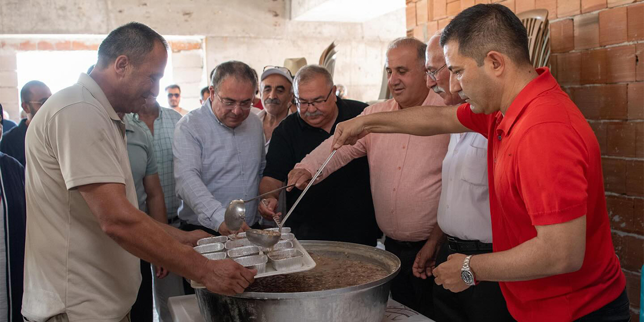 Aşure lokmasında canlarla buluştular