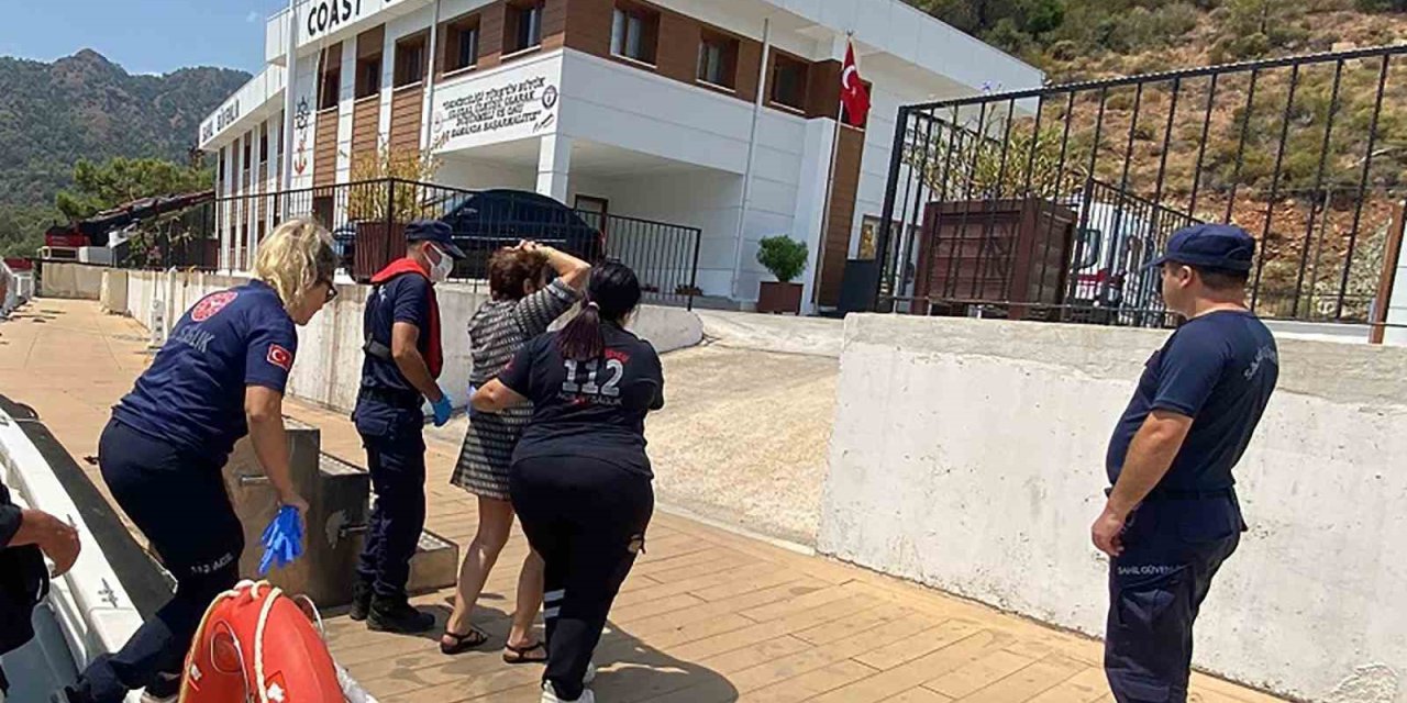 Gezi teknesinde yaralanan vatandaşa tıbbi tahliye