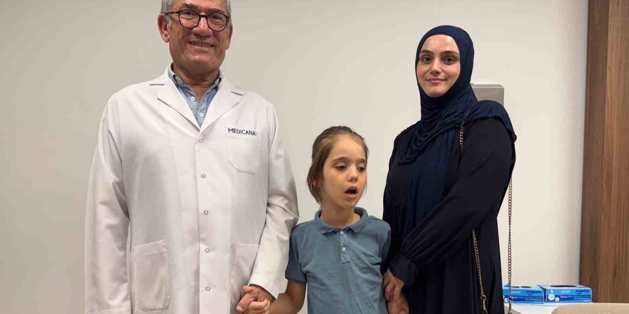 Tekerlekli sandalye ile geldi, annesinin elinden tutup çıktı