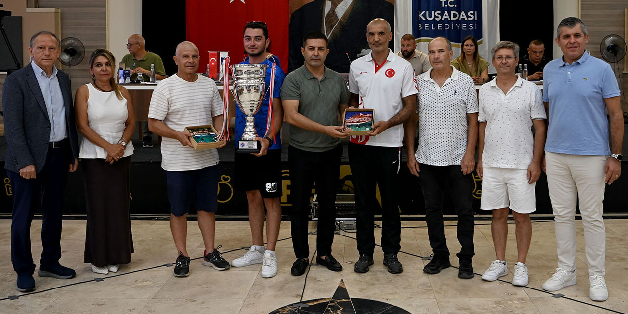 Kuşadası Belediye Meclisi Türkiye şampiyonu olan takımı ağırladı