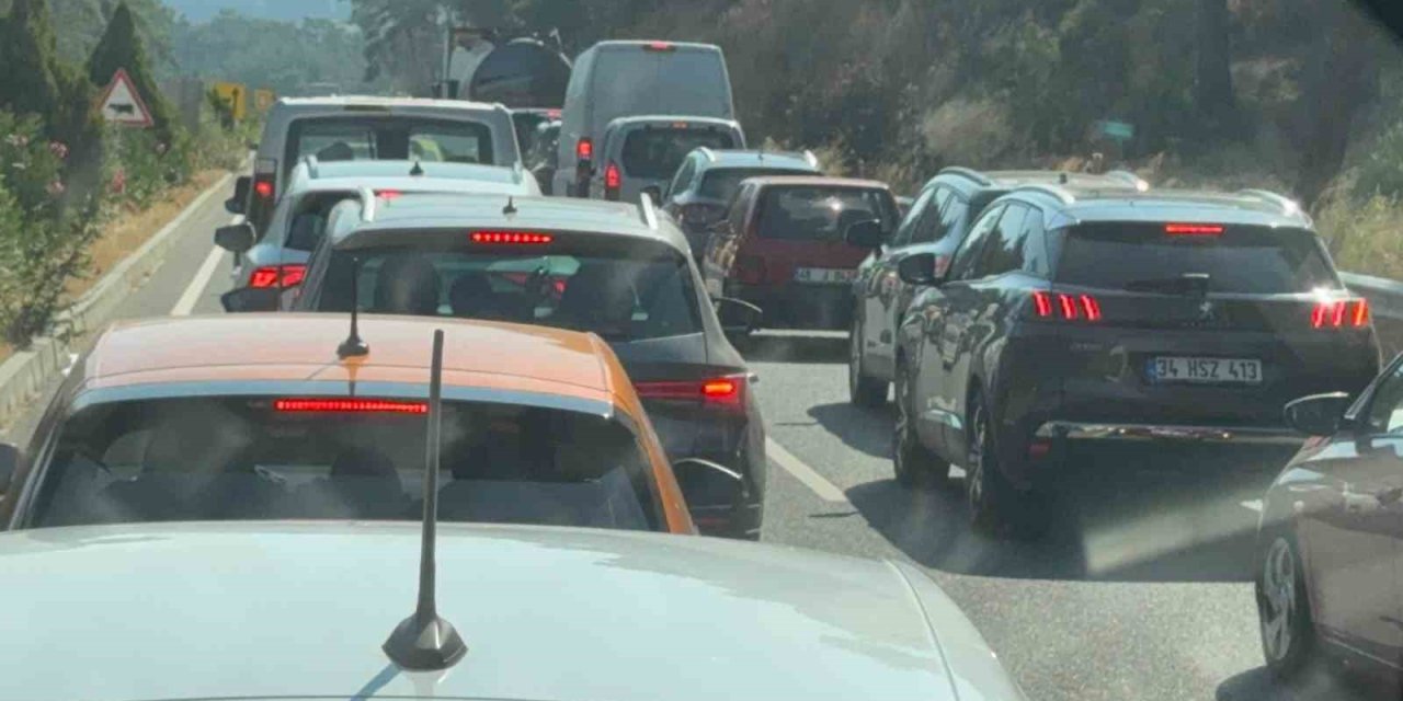 Tatilciler Marmaris girişinde yoğunluk oluşturdu