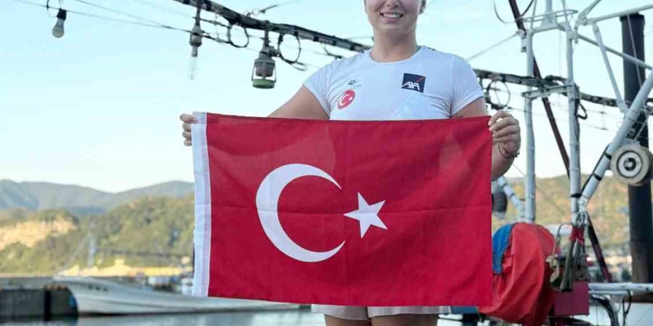 Ege Üniversitesi mezunu milli yüzücü Bengisu Avcı tarihi bir başarıya daha imza attı