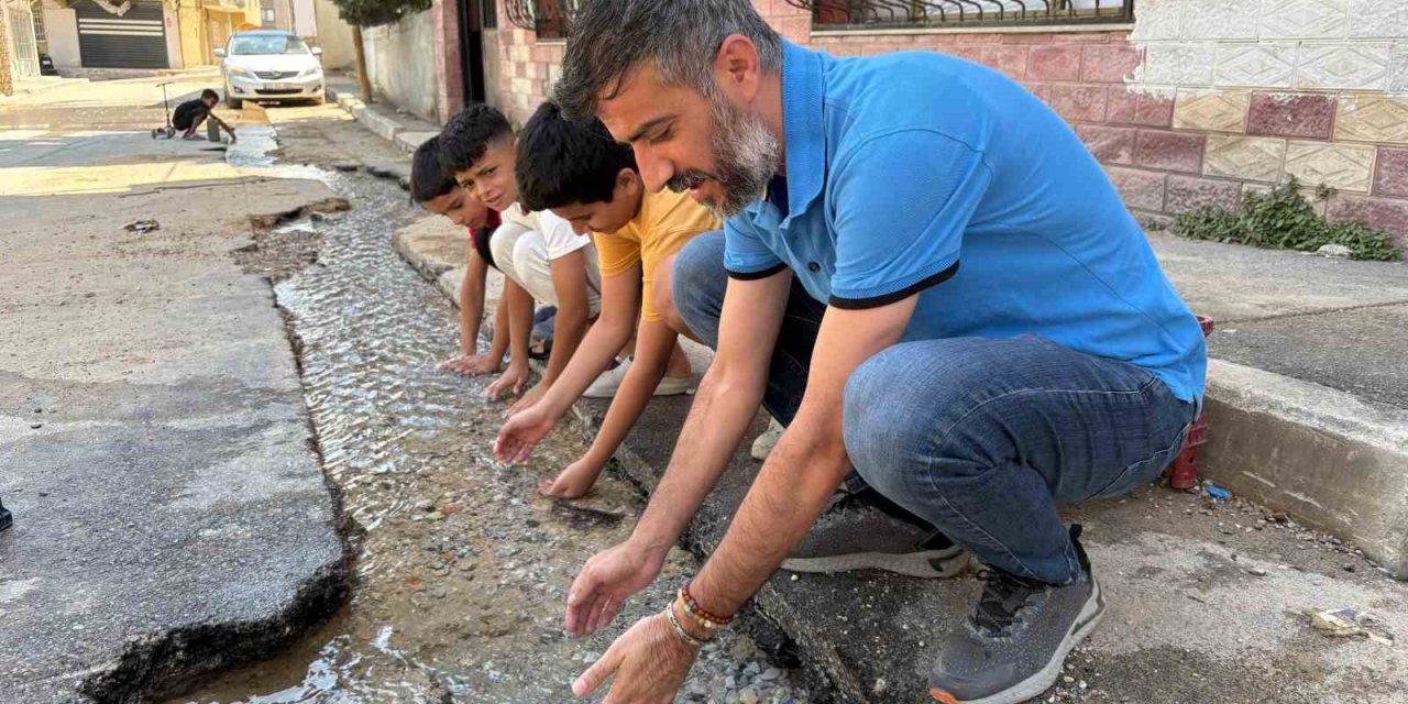 İzmir’in içme suyu, musluk yerine sokaklara akıyor