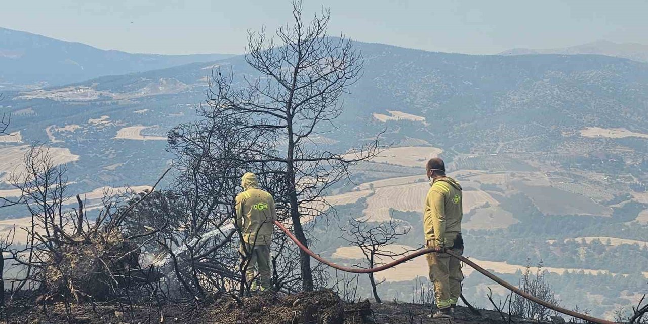 Sarp araziye 2 kilometre hortum çeken ateş savaşçıları yangını söndürdü