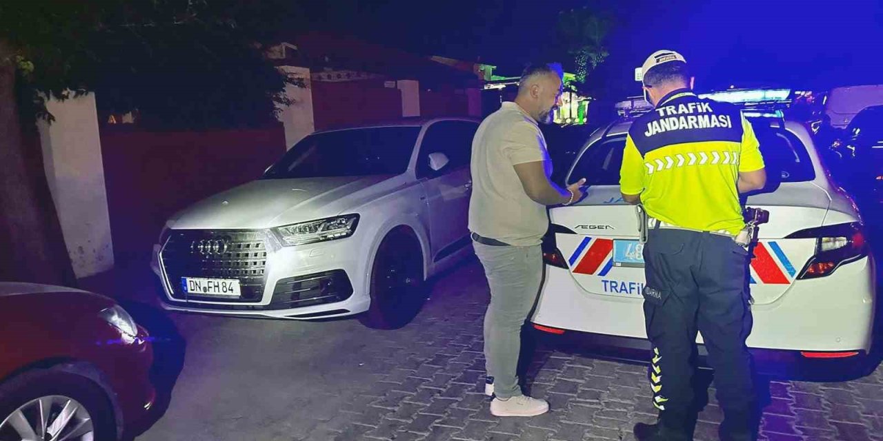 Ölüdeniz’de trafiği tehlikeye düşüren yabancı plakalı araç cezadan kurtulamadı