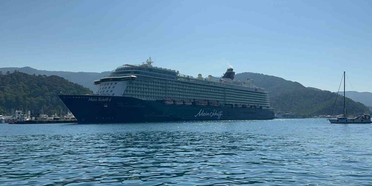 Dev yolcu gemisi binlerce yolcusu ile Marmaris’e geldi