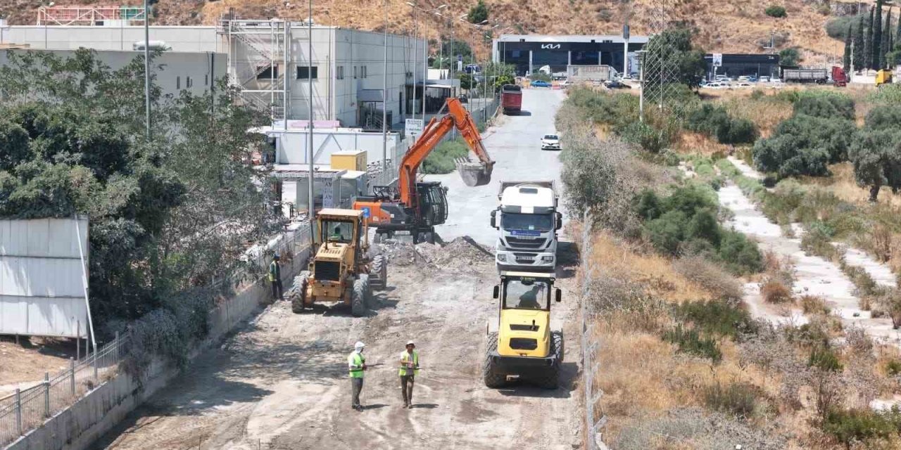 Aydın Büyükşehir Belediyesi Söke’deki yağmur suyu ve kaldırım çalışmaları devam ediyor