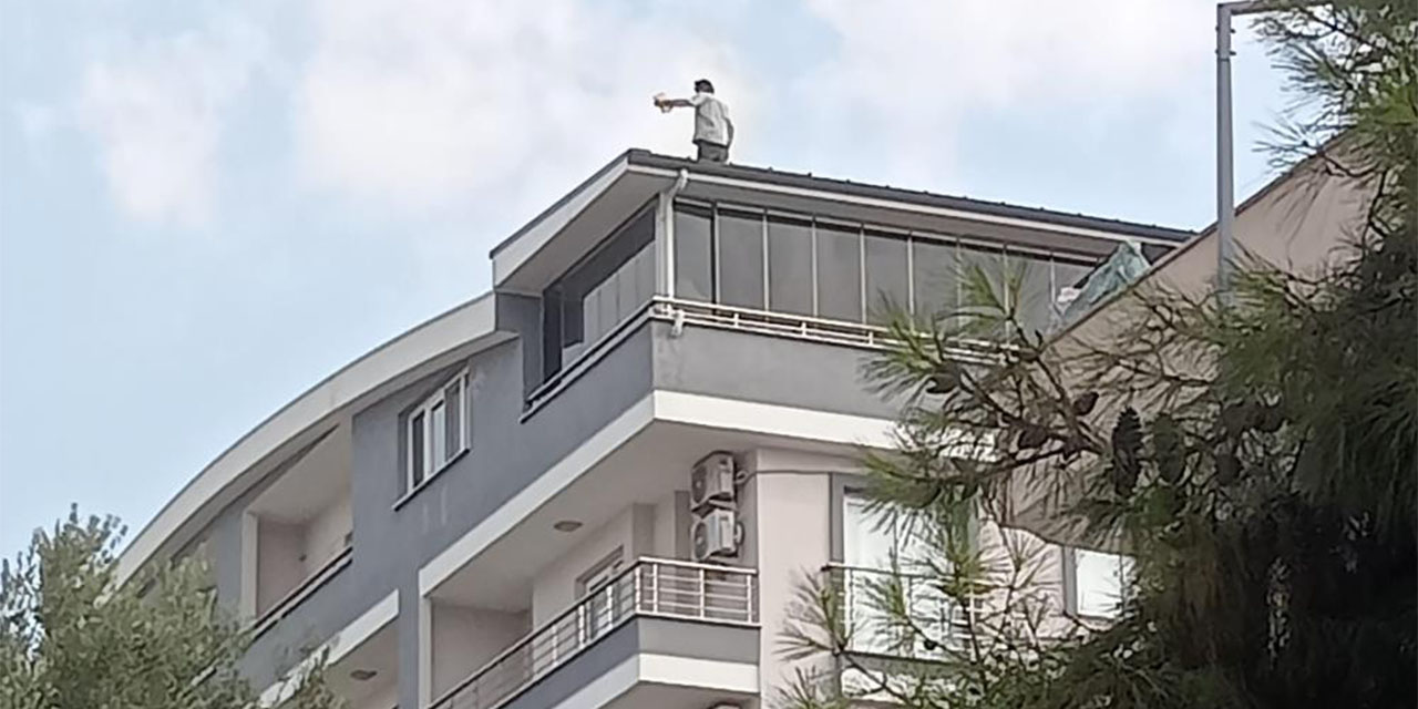 Didim’de çatıya çıkan şahıs polis ekiplerince ikna edildi