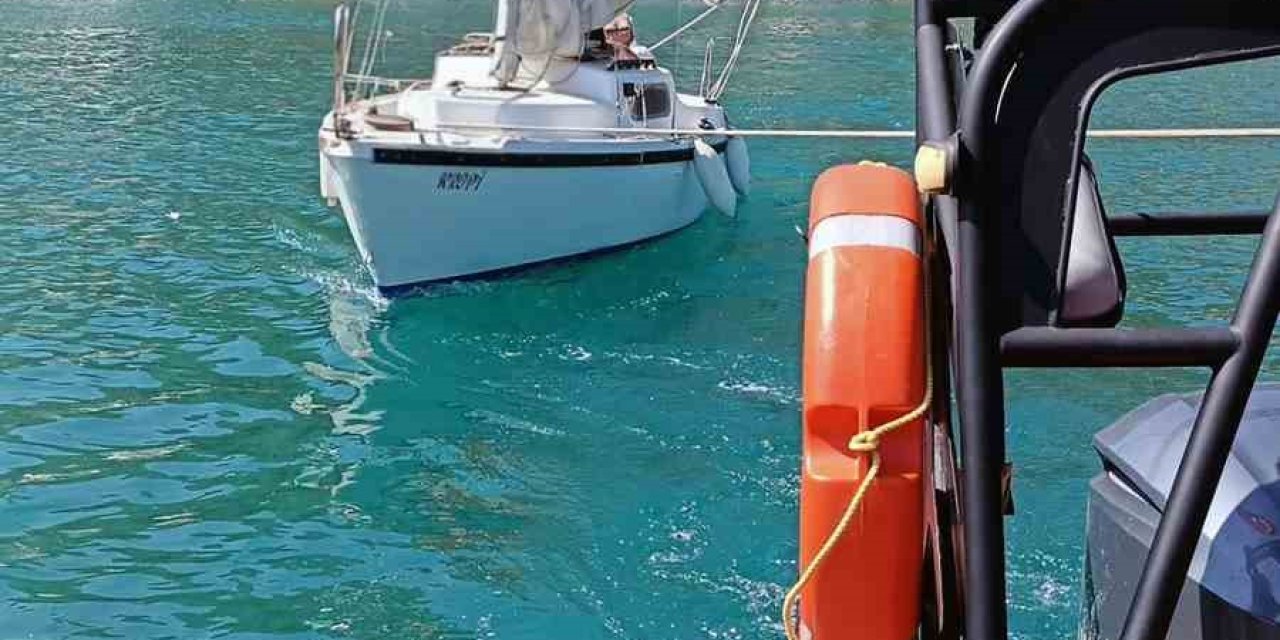 Motor arızası yapan ve sürüklenen yelkenli tekne kurtarıldı