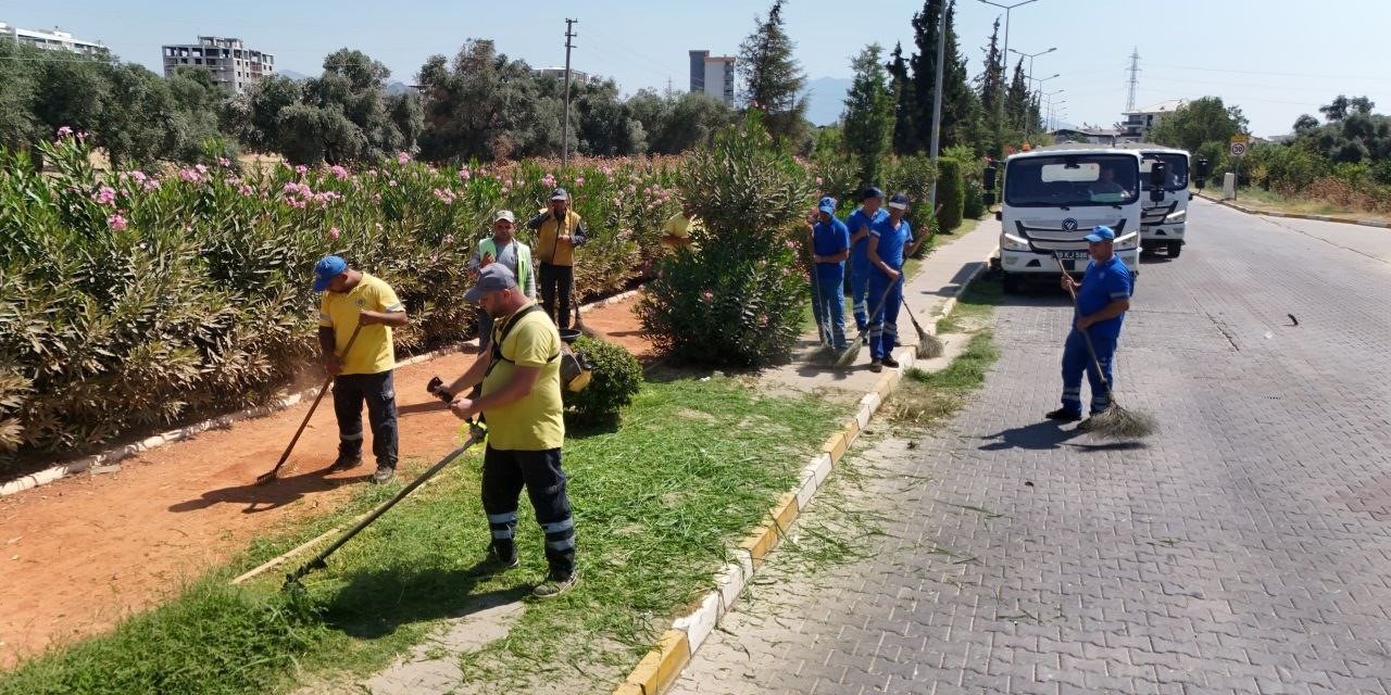 Büyükşehir ekipleri Nazilli’de temizlik ve peyzaj çalışması gerçekleştirdi