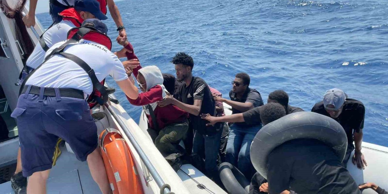 Denizde 13 göçmen kurtarıldı, karada 15 göçmen yakalandı
