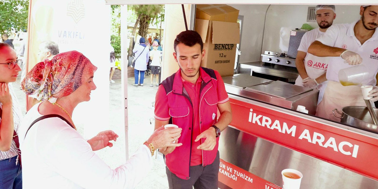 Sıcakta serin ikram: Aydın'da Cuma çıkışı goruk suyu dağıtıldı