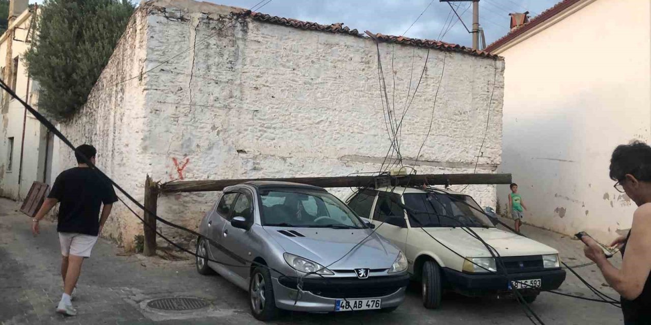 Ahşap direk araçların üzerine devrildi